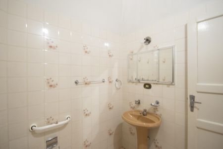 Casa à venda com 108m², 3 quartos e 1 vagaBanheiro