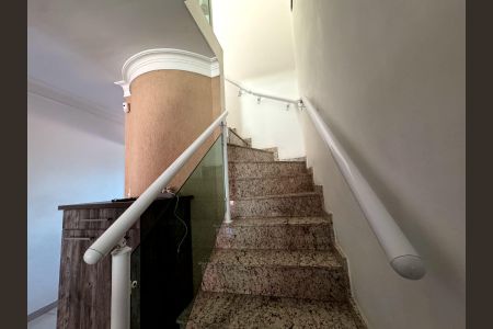 Casa à venda com 160m², 3 quartos e 2 vagas Casa à venda com 160m², 3 quartos e 2 vagasEscada