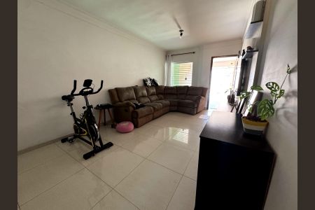 Casa à venda com 160m², 3 quartos e 2 vagas Casa à venda com 160m², 3 quartos e 2 vagasSala