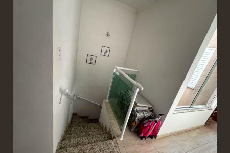 Casa à venda com 160m², 3 quartos e 2 vagas Casa à venda com 160m², 3 quartos e 2 vagasEscada