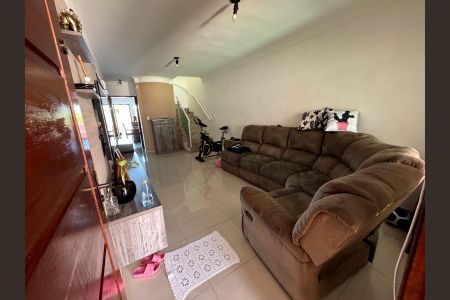 Casa à venda com 160m², 3 quartos e 2 vagas Casa à venda com 160m², 3 quartos e 2 vagasSala