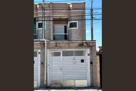 Casa à venda com 160m², 3 quartos e 2 vagas Casa à venda com 160m², 3 quartos e 2 vagasFachada