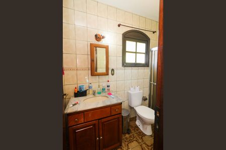 Casa à venda com 402m², 5 quartos e 5 vagasBanheiro do Quarto 1