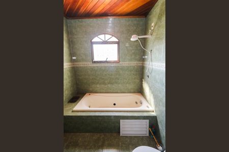 Casa à venda com 402m², 5 quartos e 5 vagasBanheiro 2