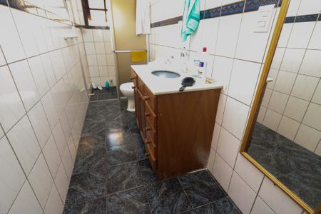 Casa à venda com 402m², 5 quartos e 5 vagasBanheiro 1