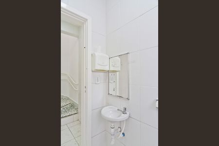 Casa à venda com 350m², 3 quartos e 9 vagas Casa à venda com 350m², 3 quartos e 9 vagasEdícula - banheiro