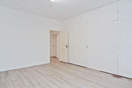 Casa à venda com 350m², 3 quartos e 9 vagas Casa à venda com 350m², 3 quartos e 9 vagasSuíte