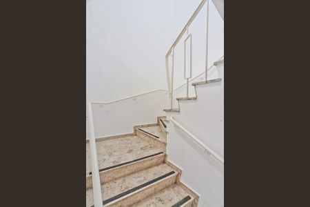 Casa à venda com 350m², 3 quartos e 9 vagas Casa à venda com 350m², 3 quartos e 9 vagasEscada