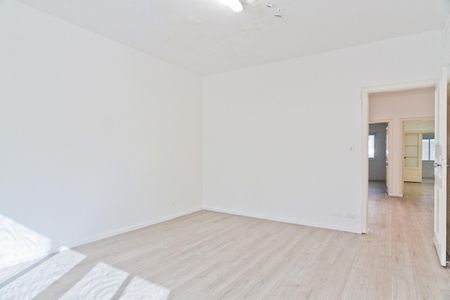 Casa à venda com 350m², 3 quartos e 9 vagas Casa à venda com 350m², 3 quartos e 9 vagasSuíte