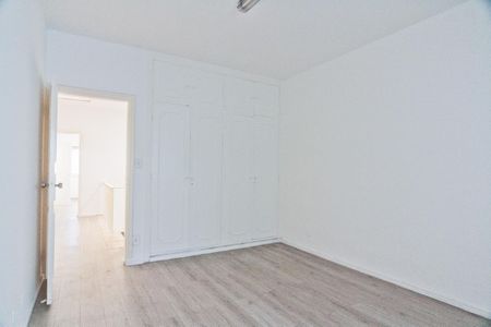 Casa à venda com 350m², 3 quartos e 9 vagas Casa à venda com 350m², 3 quartos e 9 vagasQuarto 2