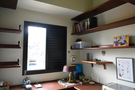 Apartamento à venda com 165m², 3 quartos e 2 vagas Apartamento à venda com 165m², 3 quartos e 2 vagasEscritório