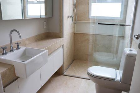 Apartamento à venda com 405m², 4 quartos e 5 vagasBanheiro do Quarto 2