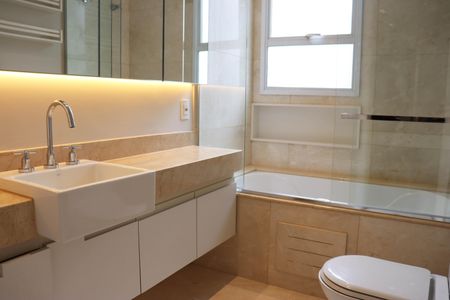 Apartamento à venda com 405m², 4 quartos e 5 vagasBanheiro da Suíte master