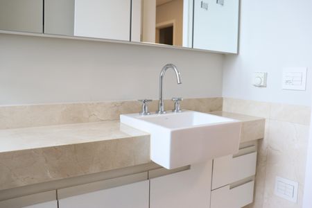 Apartamento à venda com 405m², 4 quartos e 5 vagasBanheiro do Quarto 3