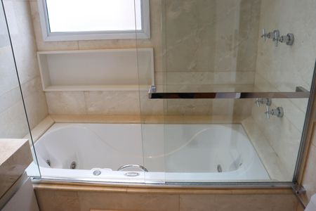 Apartamento à venda com 405m², 4 quartos e 5 vagasBanheiro da Suíte master