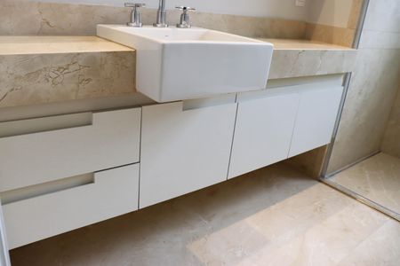 Apartamento à venda com 405m², 4 quartos e 5 vagasBanheiro do Quarto 2