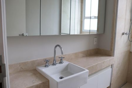 Apartamento à venda com 405m², 4 quartos e 5 vagasBanheiro do Quarto 2