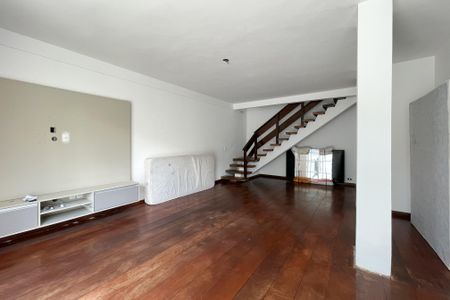 Casa à venda com 297m², 6 quartos e 6 vagas Casa à venda com 297m², 6 quartos e 6 vagasSala