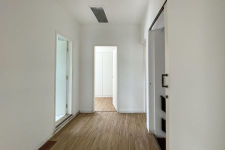 Casa à venda com 297m², 6 quartos e 6 vagas Casa à venda com 297m², 6 quartos e 6 vagasCorredor