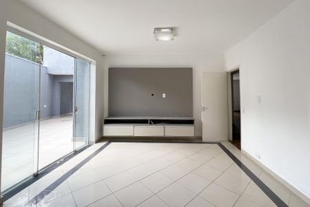 Casa à venda com 297m², 6 quartos e 6 vagas Casa à venda com 297m², 6 quartos e 6 vagasSala de TV