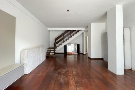 Casa à venda com 297m², 6 quartos e 6 vagas Casa à venda com 297m², 6 quartos e 6 vagasSala