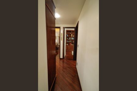 Apartamento à venda com 125m², 4 quartos e 2 vagasCorredor 