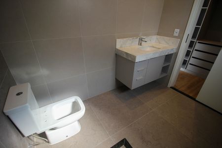 Casa de condomínio para alugar com 405m², 3 quartos e 2 vagasBanheiro da Suíte 1