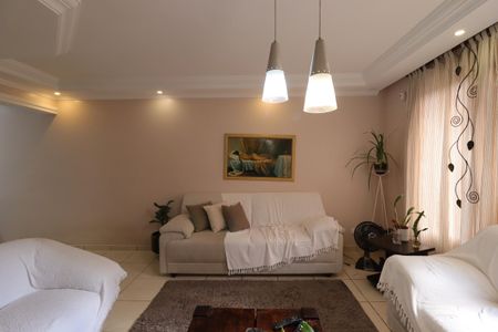 Casa à venda com 205m², 3 quartos e 4 vagasSala