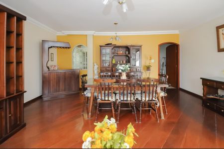 Casa à venda com 256m², 5 quartos e 4 vagas Casa à venda com 256m², 5 quartos e 4 vagasSala