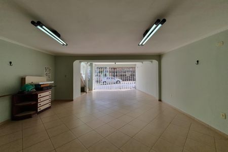 Casa à venda com 256m², 5 quartos e 4 vagas Casa à venda com 256m², 5 quartos e 4 vagasGaragem