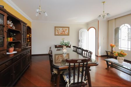 Casa à venda com 256m², 5 quartos e 4 vagas Casa à venda com 256m², 5 quartos e 4 vagasSala