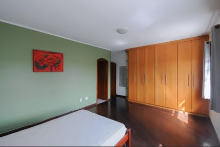 Casa à venda com 256m², 5 quartos e 4 vagas Casa à venda com 256m², 5 quartos e 4 vagasSuíte