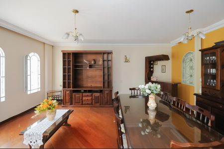 Casa à venda com 256m², 5 quartos e 4 vagas Casa à venda com 256m², 5 quartos e 4 vagasSala