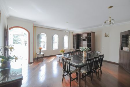 Casa à venda com 256m², 5 quartos e 4 vagas Casa à venda com 256m², 5 quartos e 4 vagasSala