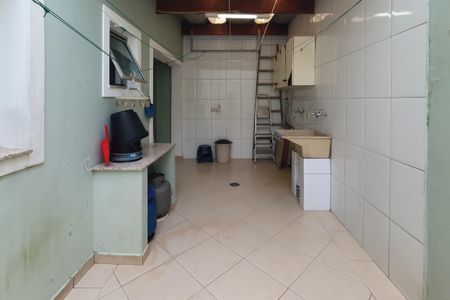 Casa à venda com 256m², 5 quartos e 4 vagas Casa à venda com 256m², 5 quartos e 4 vagasÁrea de Serviço