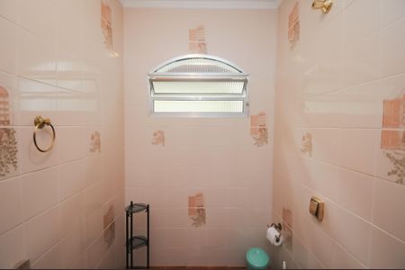 Casa à venda com 256m², 5 quartos e 4 vagas Casa à venda com 256m², 5 quartos e 4 vagasLavabo