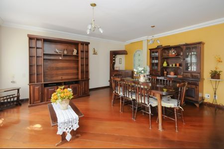 Casa à venda com 256m², 5 quartos e 4 vagas Casa à venda com 256m², 5 quartos e 4 vagasSala