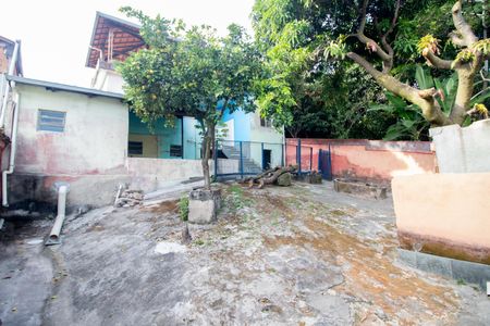 Casa à venda com 200m², 2 quartos e 2 vagas Casa à venda com 200m², 2 quartos e 2 vagasQuintal