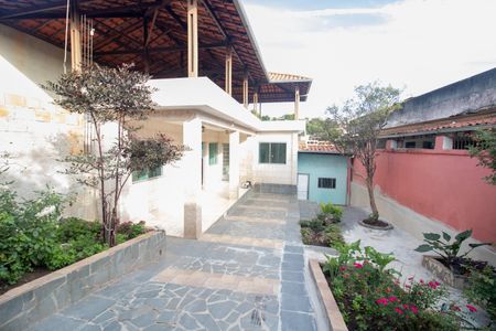 Casa à venda com 200m², 2 quartos e 2 vagas Casa à venda com 200m², 2 quartos e 2 vagasGaragem