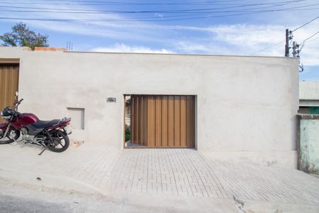 Casa à venda com 200m², 2 quartos e 2 vagas Casa à venda com 200m², 2 quartos e 2 vagasFachada