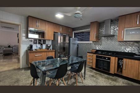 Casa de condomínio para alugar com 340m², 4 quartos e 4 vagas