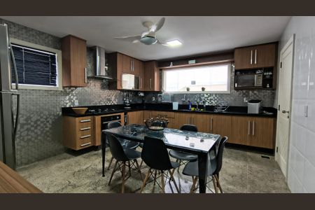 Casa de condomínio para alugar com 340m², 4 quartos e 4 vagas