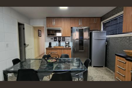 Casa de condomínio para alugar com 340m², 4 quartos e 4 vagas