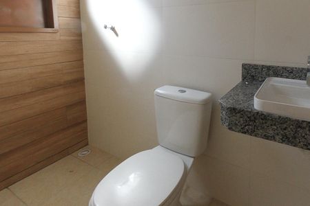 Casa à venda com 82m², 2 quartos e 2 vagas Casa à venda com 82m², 2 quartos e 2 vagasBanheiro da Suite