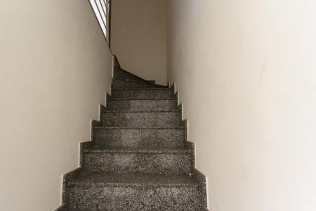 Casa à venda com 92m², 3 quartos e 2 vagas Casa à venda com 92m², 3 quartos e 2 vagasEscada