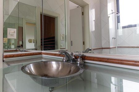 Apartamento para alugar com 280m², 3 quartos e 4 vagas Apartamento para alugar com 280m², 3 quartos e 4 vagasBanheiro da Suíte 2