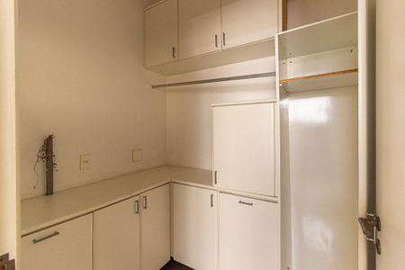 Apartamento para alugar com 280m², 3 quartos e 4 vagas Apartamento para alugar com 280m², 3 quartos e 4 vagasQuarto de Serviço 2