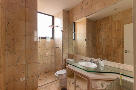 Apartamento para alugar com 280m², 3 quartos e 4 vagas Apartamento para alugar com 280m², 3 quartos e 4 vagasBanheiro da Suíte 1