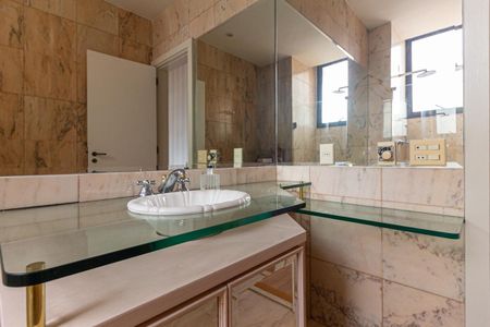 Apartamento para alugar com 280m², 3 quartos e 4 vagas Apartamento para alugar com 280m², 3 quartos e 4 vagasBanheiro da Suíte 1