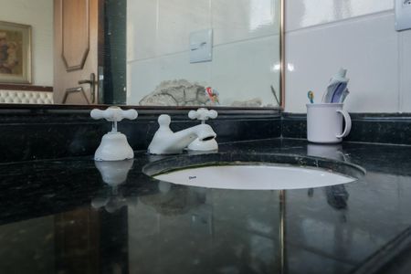 Apartamento à venda com 160m², 4 quartos e 3 vagas Apartamento à venda com 160m², 4 quartos e 3 vagasBanheiro da Suíte 2